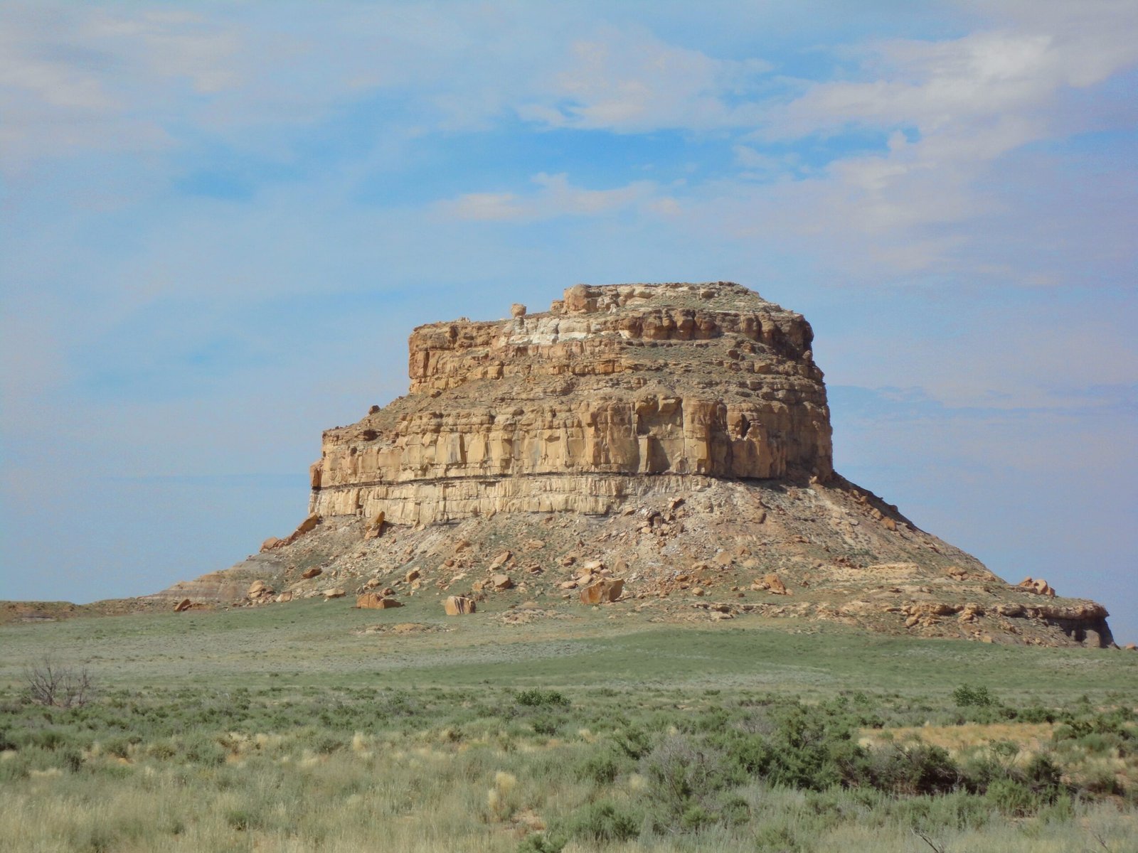 Fajada Butte’s Sun Dagger, Chaco Canyon, New Mexico (image credits: wikimedia)