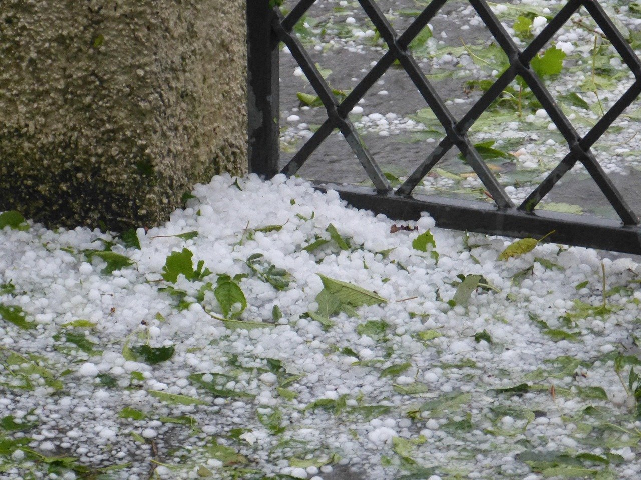 Kansas Had 18 Inches of Hail Piled on Level Ground (image credits: pixabay)