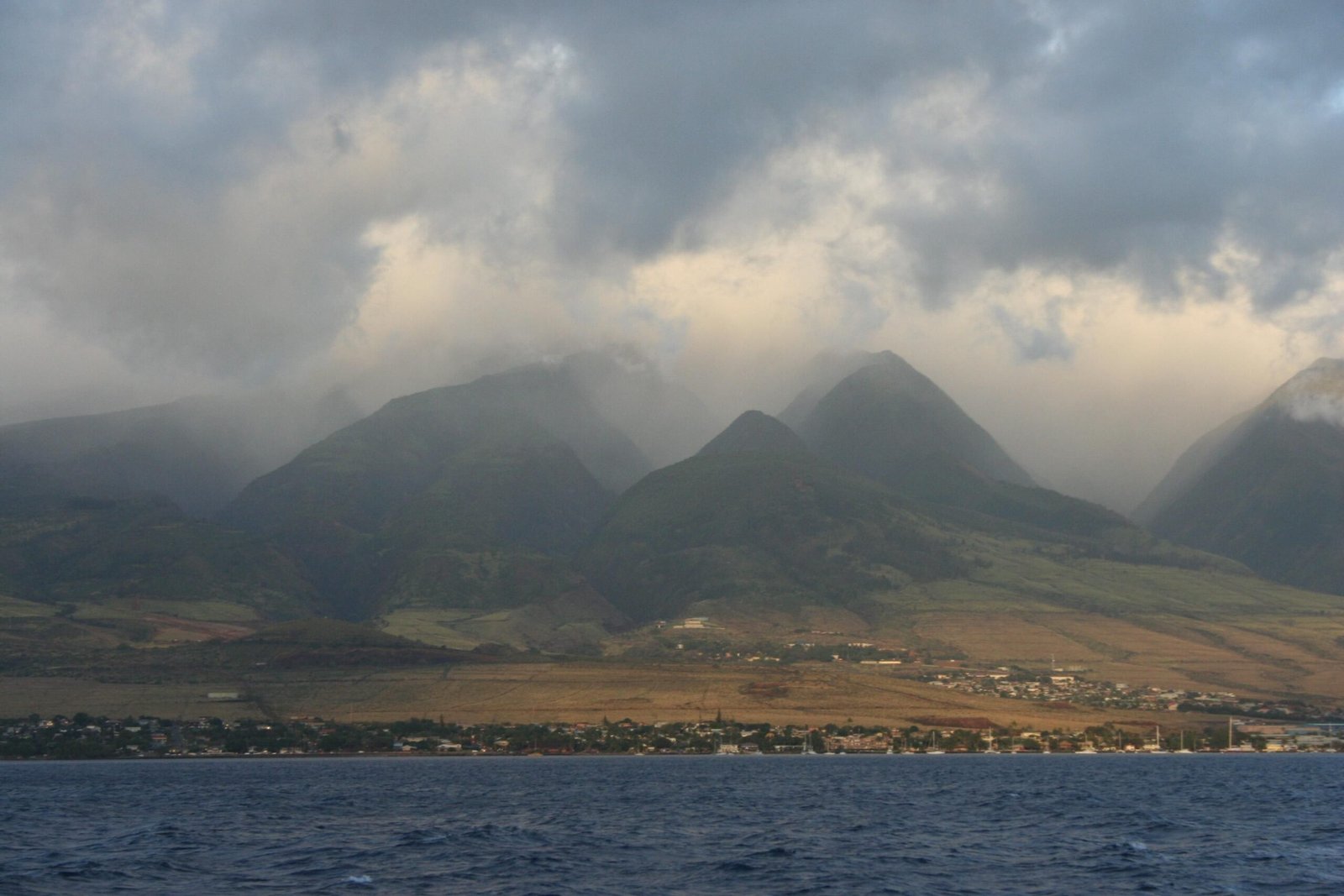 Orographic Rainfall: Mountains Creating Weather (image credits: wikimedia)