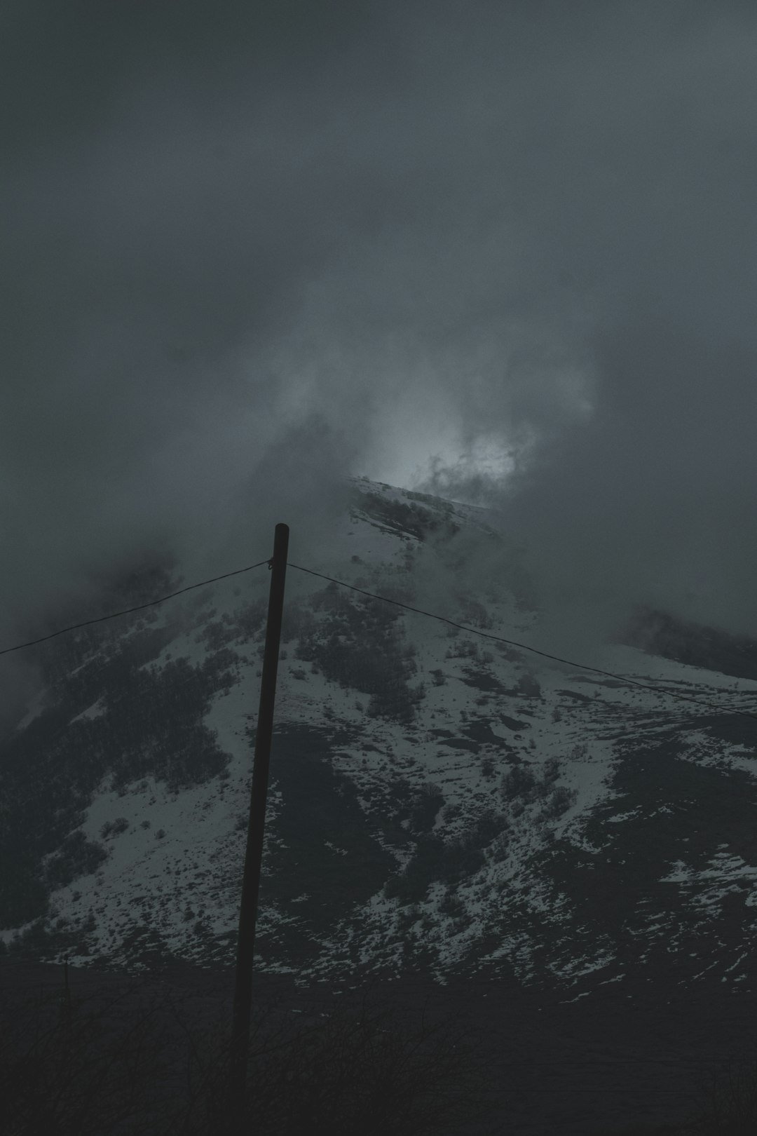 Ridge-Top Fury: A 199 mph Sierra Gust (image credits: unsplash)