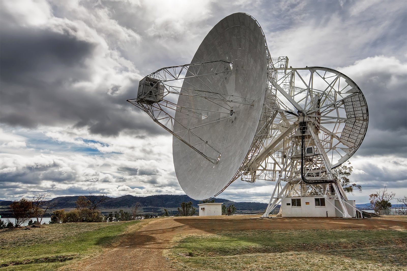 Looking Beyond Our Galaxy for Answers (image credits: wikimedia)