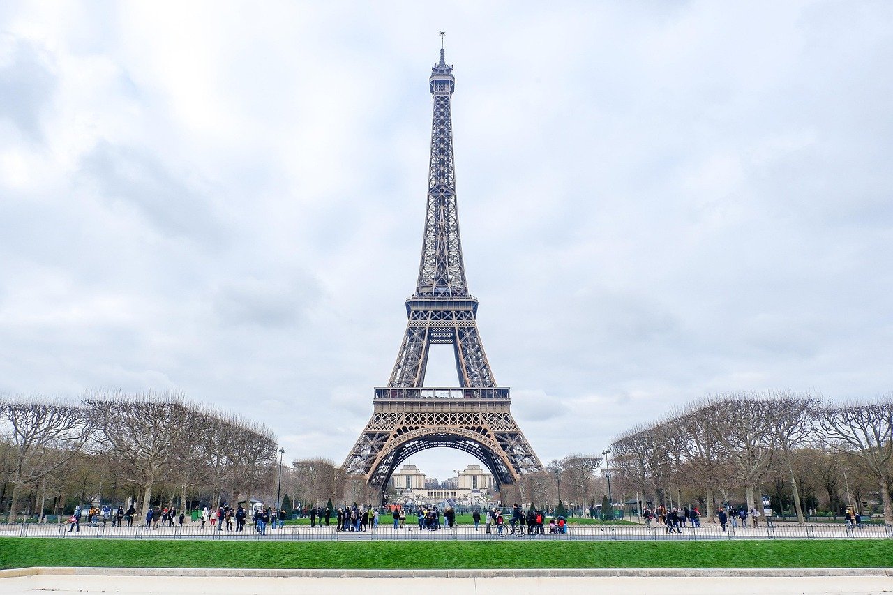 The Eiffel Tower Grows and Shrinks With the Weather (image credits: pixabay)