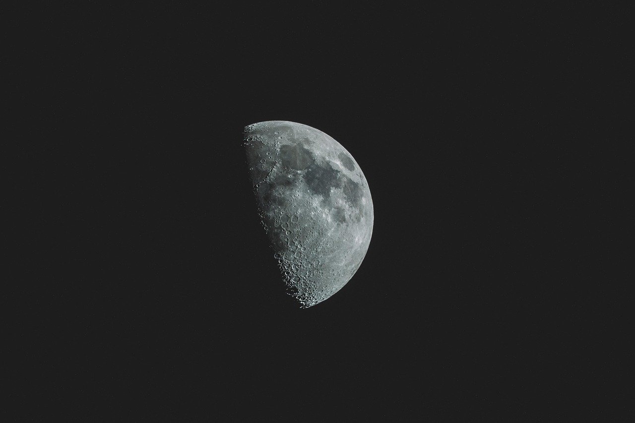 The Moon as Earth's Filing Cabinet (image credits: pixabay)