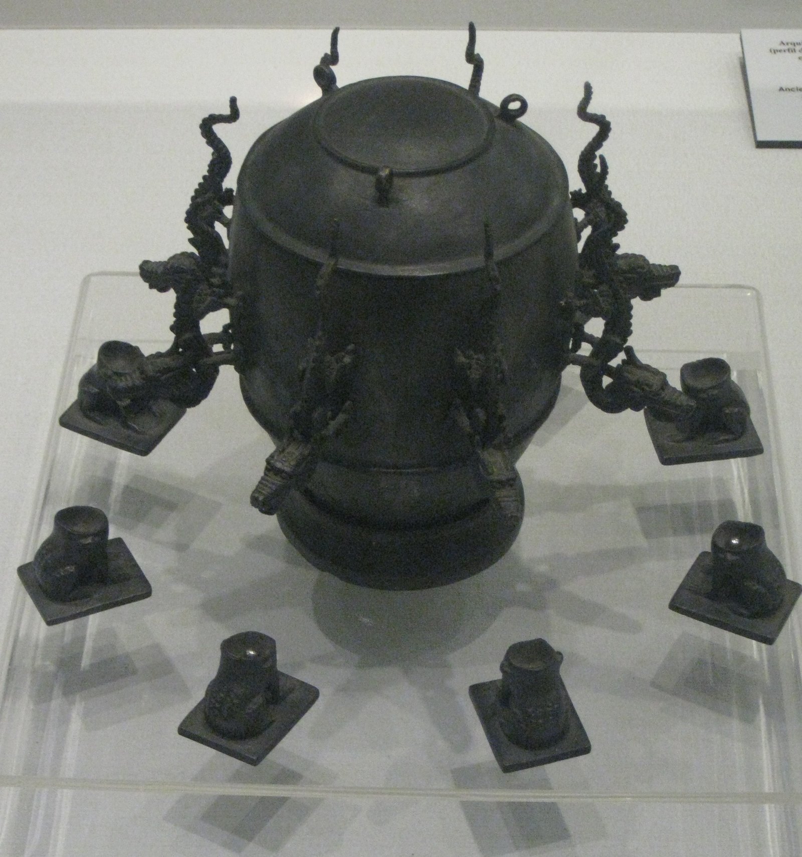 Zhang Heng’s Seismoscope: Dragons That Heard the Earth (image credits: wikimedia)