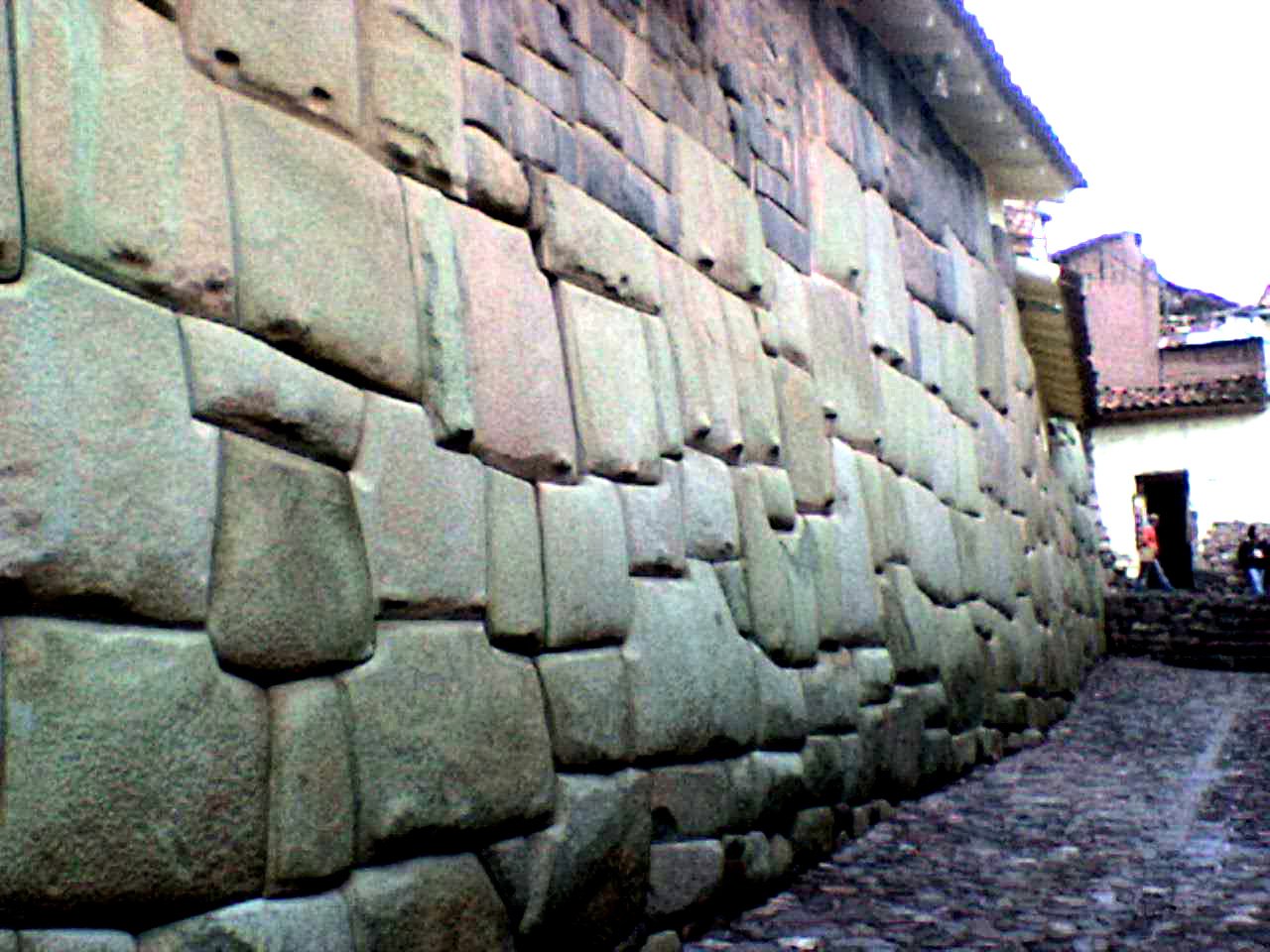 Inca Stoneworks: Fitted Like a Puzzle, Built at Mountain Scale (image credits: wikimedia)