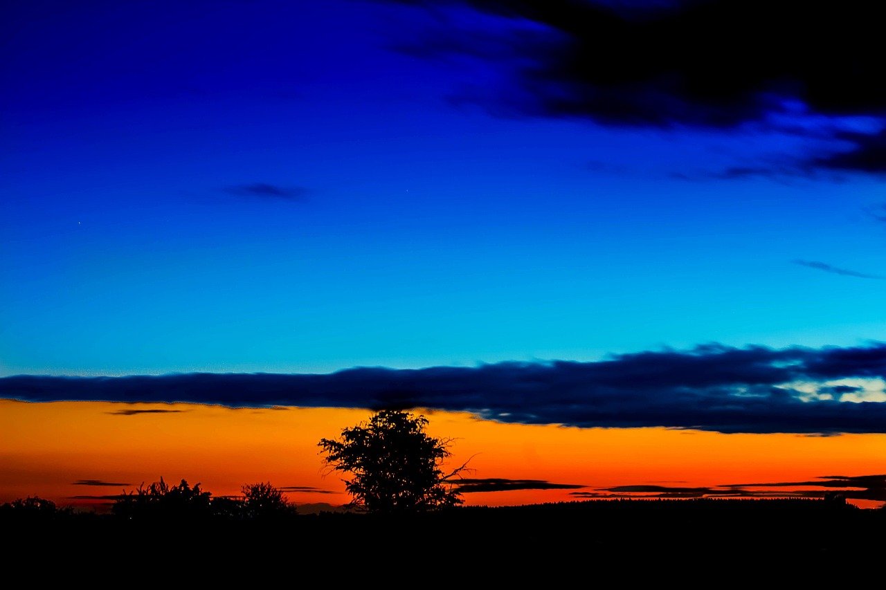 The Dramatic Transformation of Day and Night (image credits: pixabay)