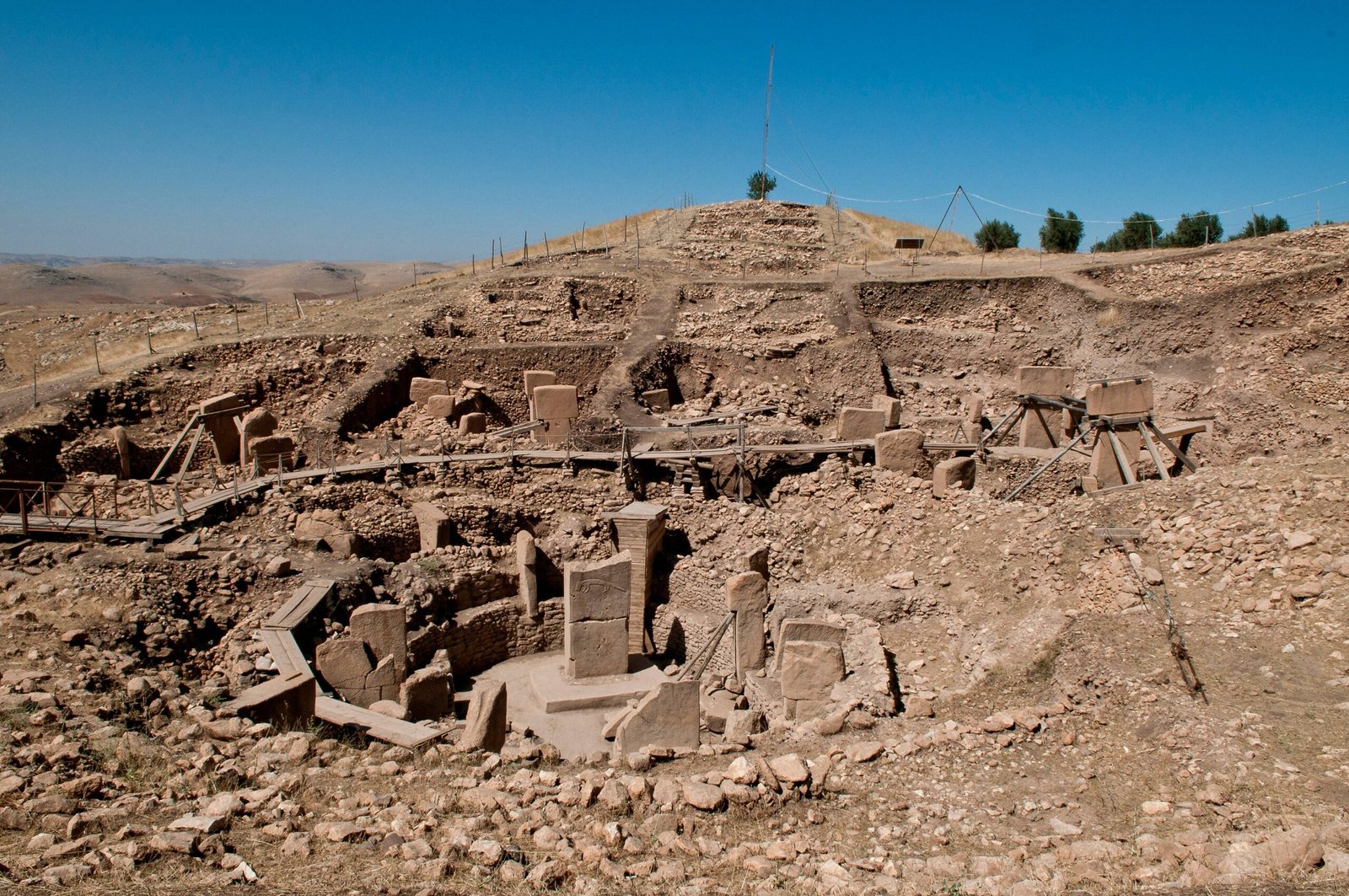 The World's First Temple Complex at Göbekli Tepe (image credits: wikimedia)