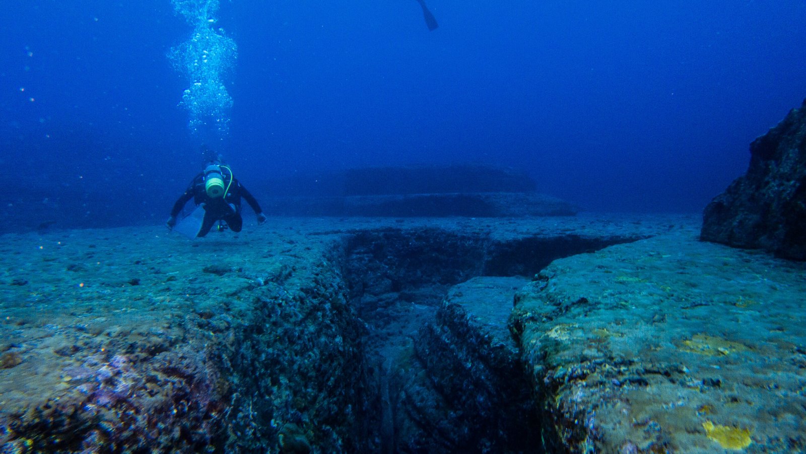 Japan's Enigmatic Yonaguni Monument (image credits: wikimedia)