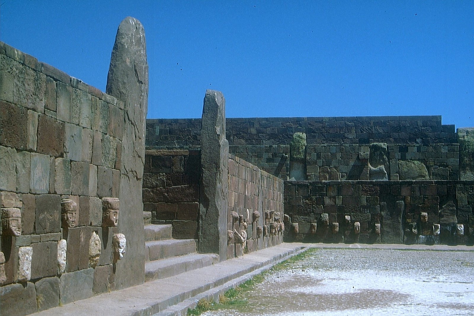The Mysterious Tiwanaku Temple Discovery in Bolivia (image credits: wikimedia)