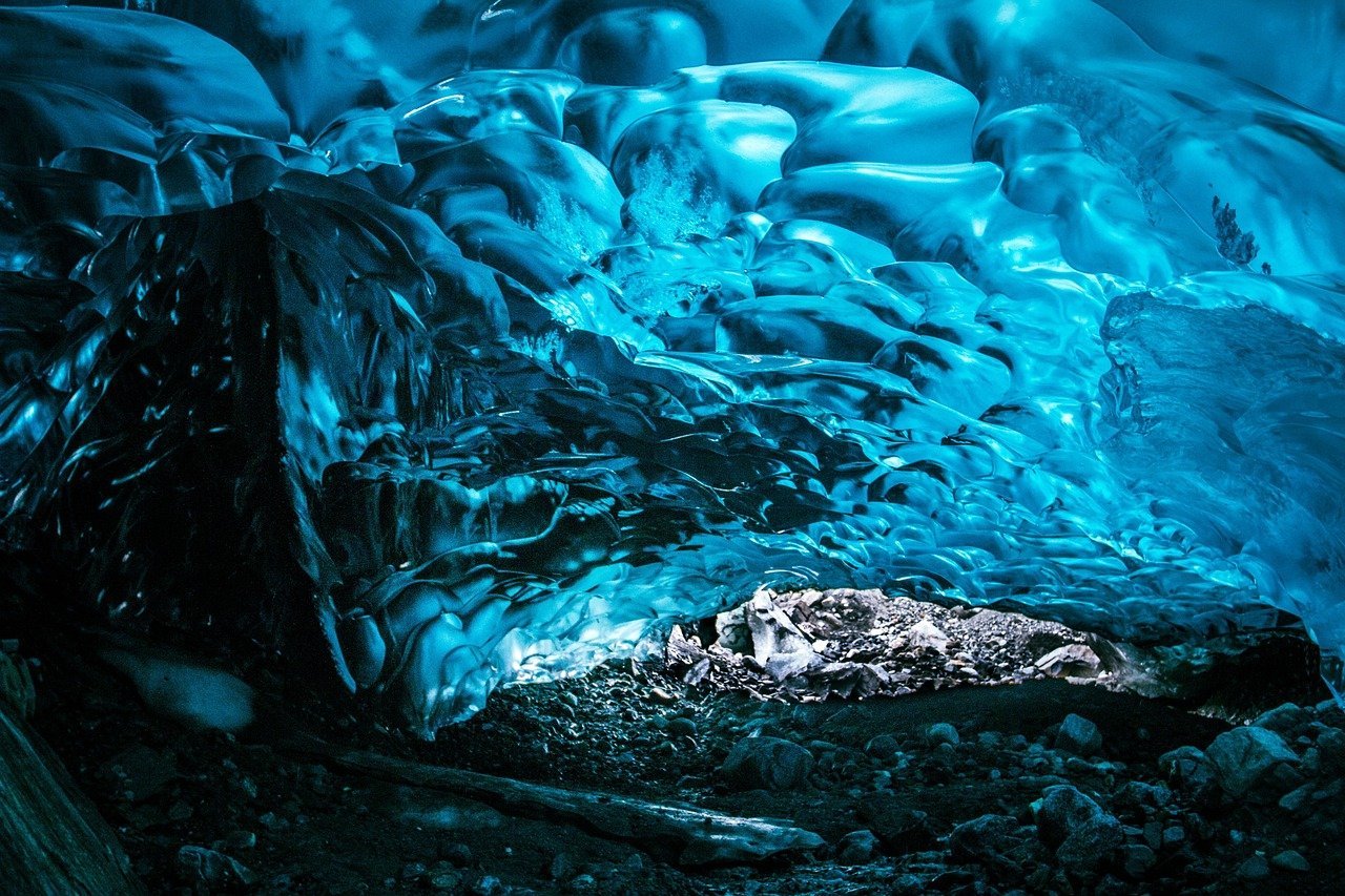 Light Refraction Creates Nature's Crystal Palace (image credits: pixabay)