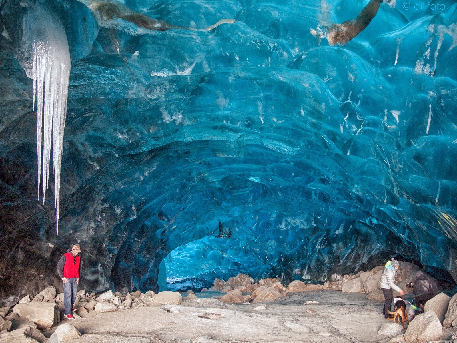 The Kennicott Glacier's Hidden Blue Chambers (image credits: wikimedia)