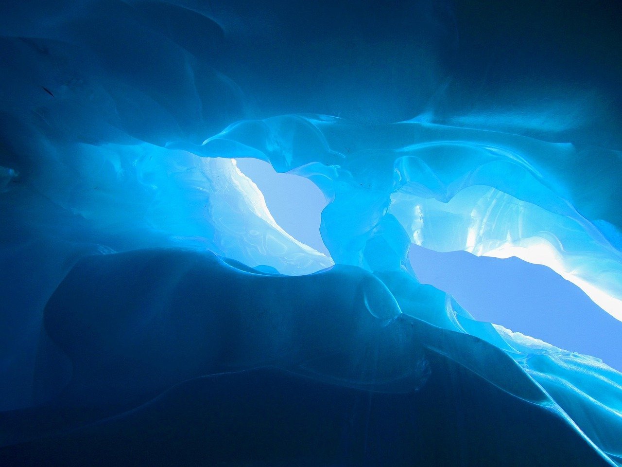 The Seasonal Dance of Blue Ice Formation (image credits: pixabay)