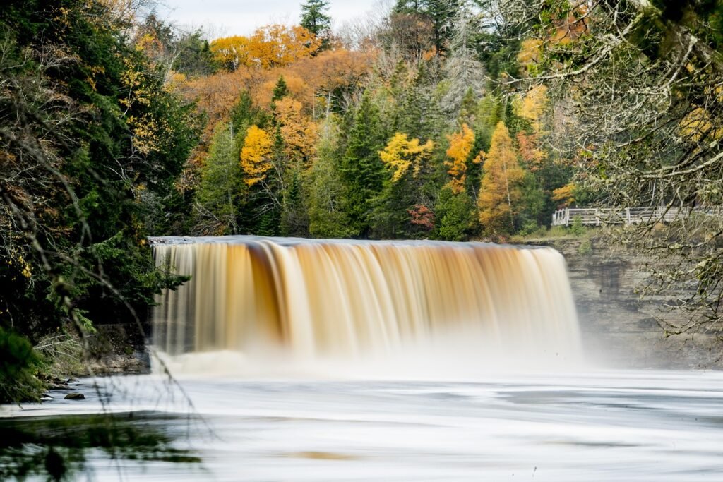12 American Waterfalls That Change Color With the Seasons - The Science