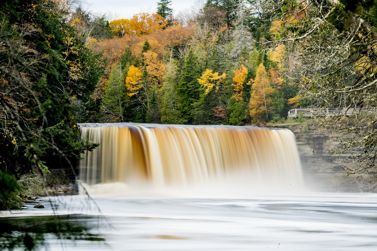12 American Waterfalls That Change Color With the Seasons – The Science