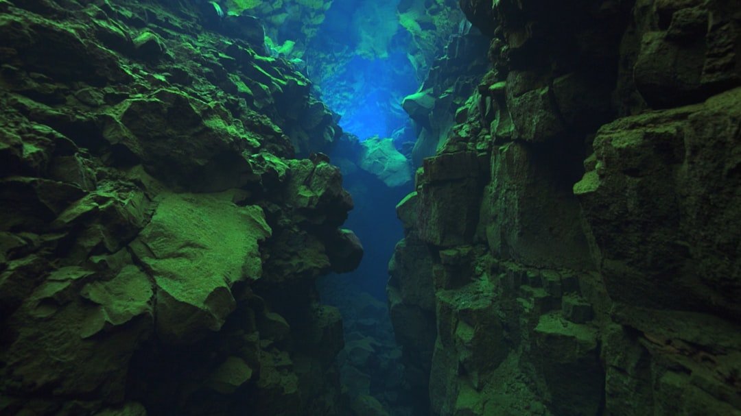 Lost Canyon Mapped Beneath the Great Lakes