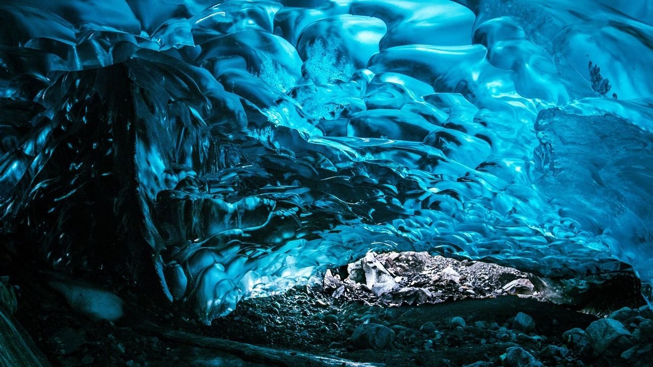 10 American Caves With Rare Glow Worm Displays – What Causes the Glow