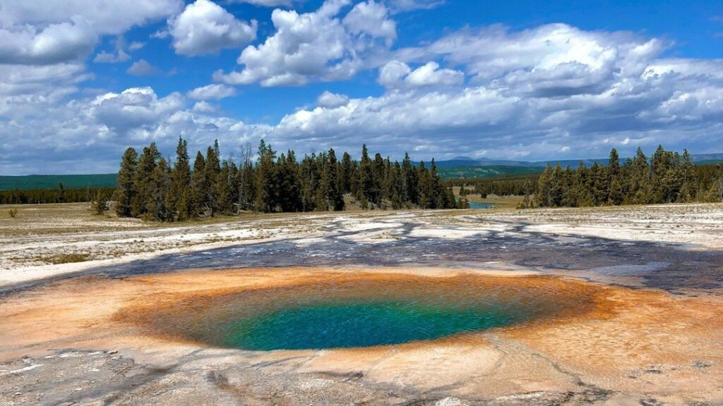 8 American Geyser Basins With Bizarre Chemistry - Safely Explained