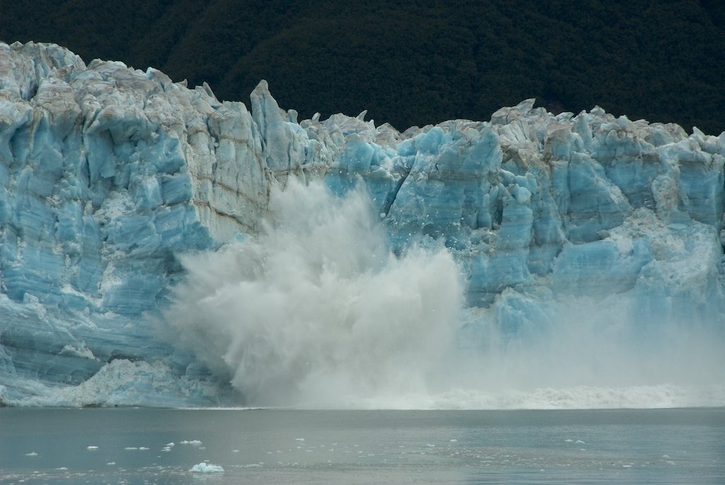 Minutes Before Collapse: The Eerie Sound a Glacier Makes