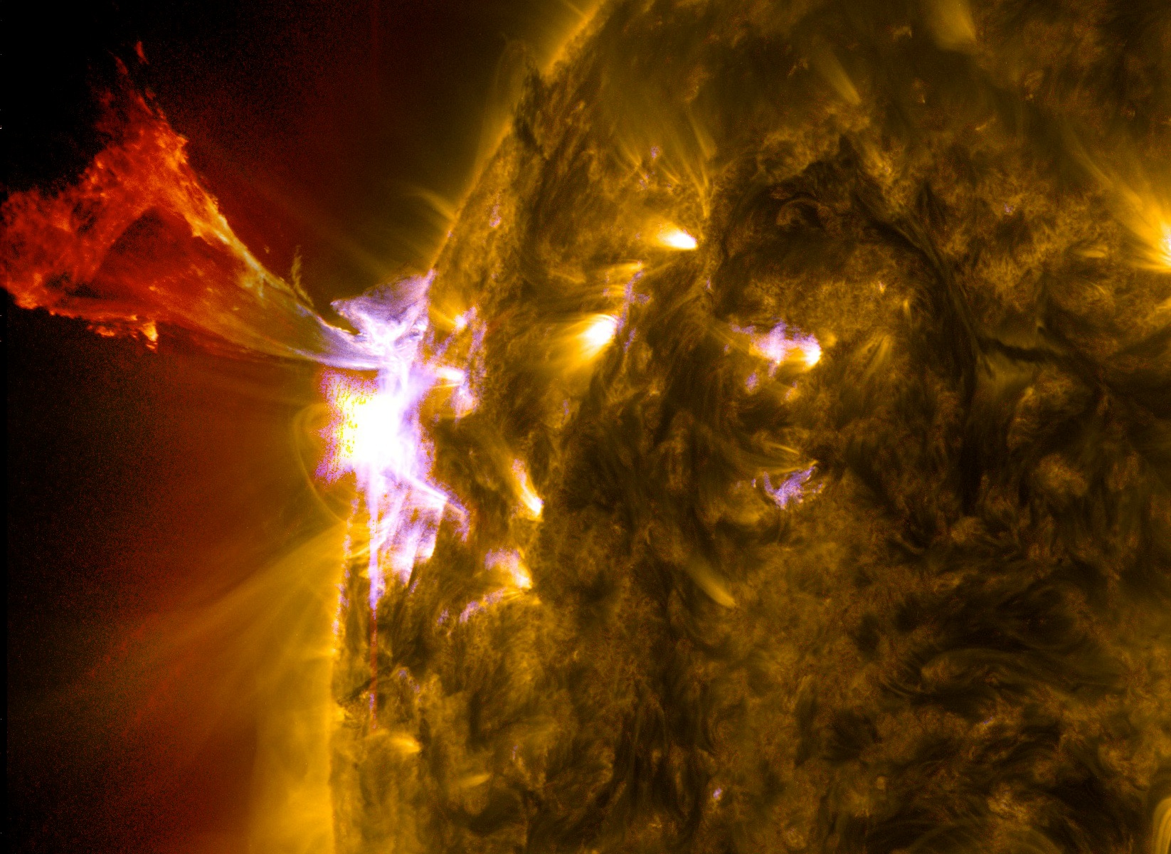 Solar Shockwave: Powerful Flare Lights Up the Sun at Year’s End