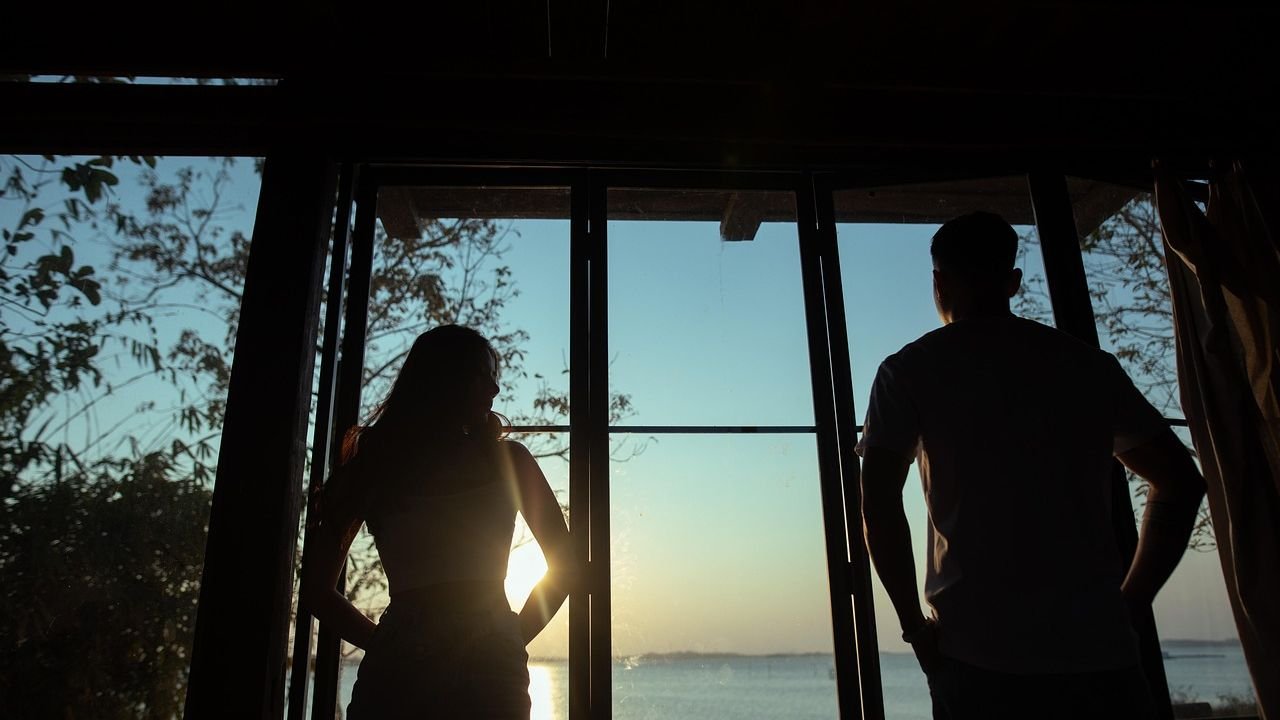 8 Subtle Signs Someone Is Emotionally Avoidant