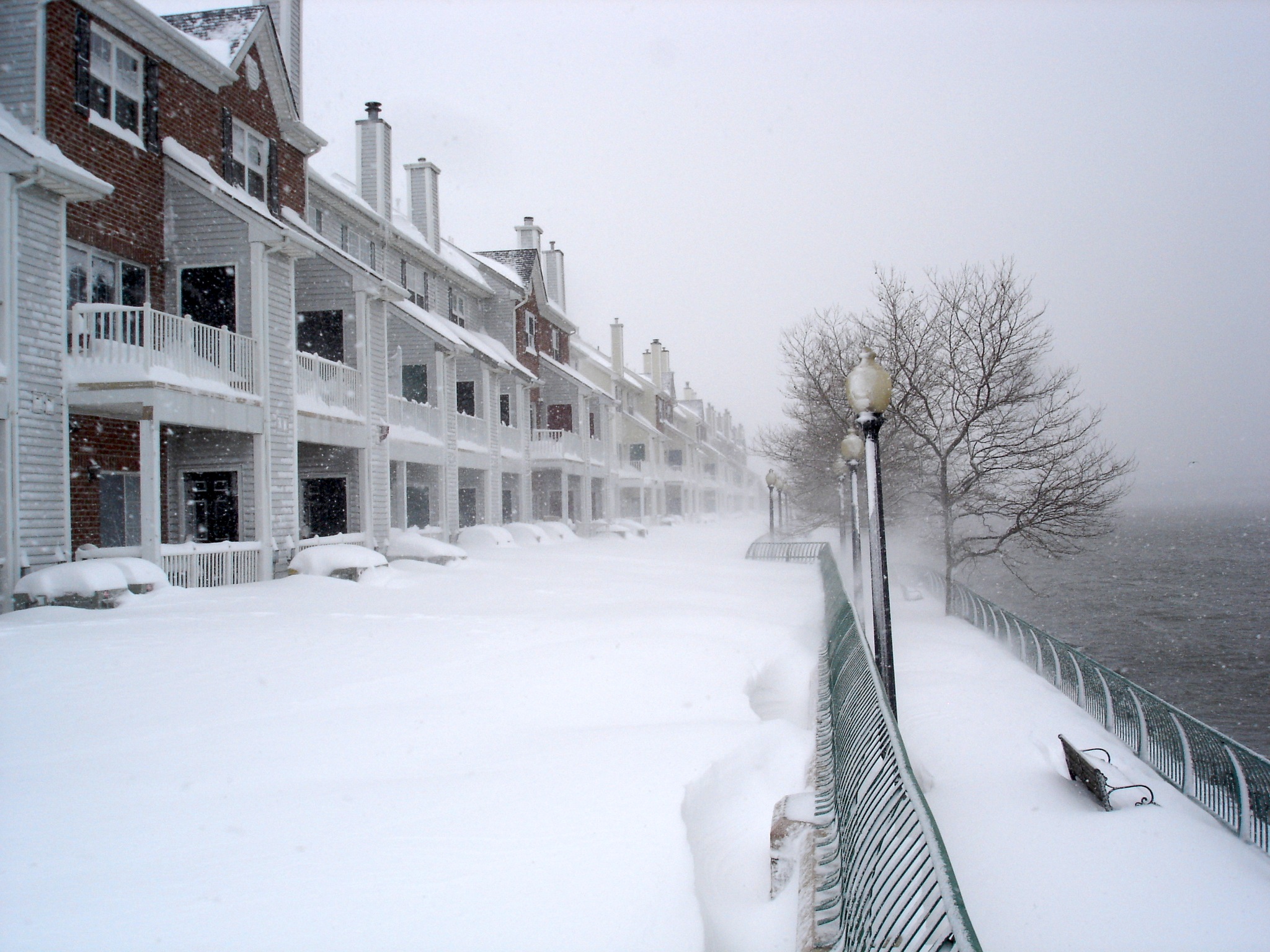 Mid-Atlantic Winter Storm Looms: Snow and Ice to Disrupt Holiday Travel