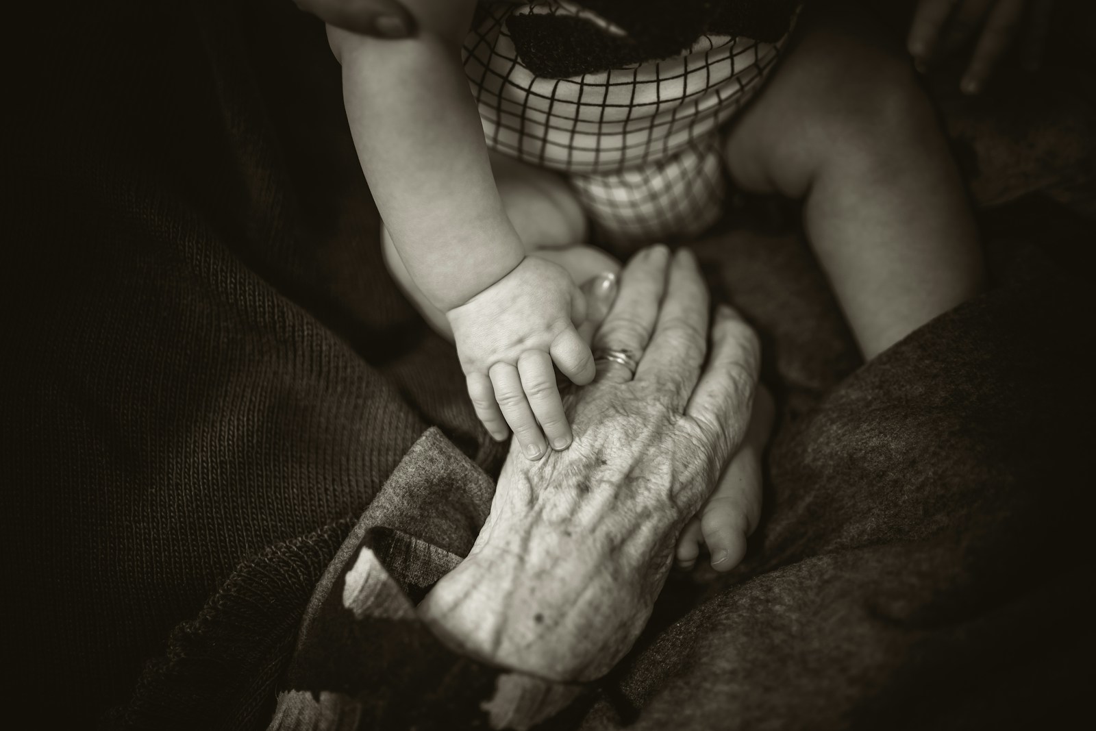 The Real Reason We Age: Science Uncovers the Mechanisms of Time