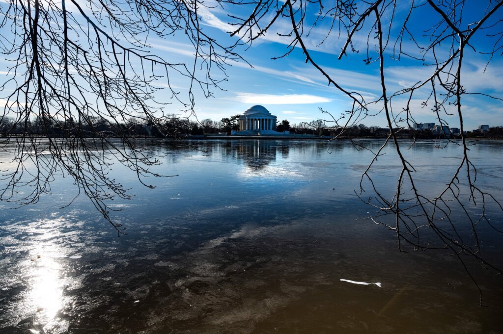 Bundle up! Long holiday weekend comes with surge of cold weather in DC region