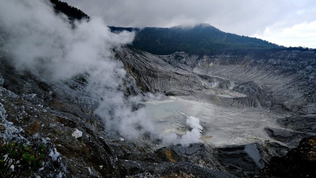 5 Geological Wonders That Are Still Forming Right Before Our Eyes