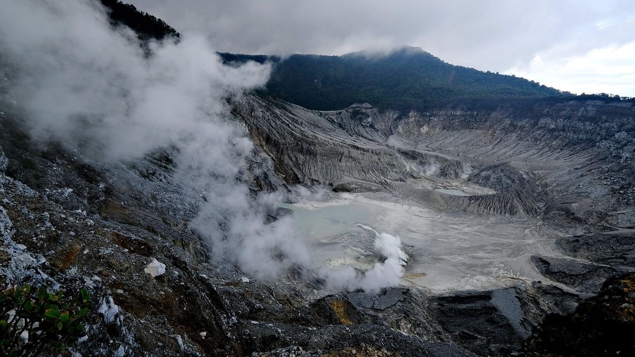 5 Geological Wonders That Are Still Forming Right Before Our Eyes