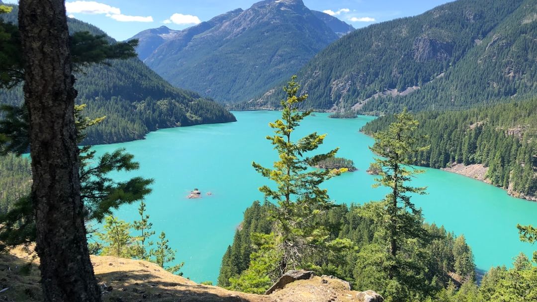 12 Stunning Lakes Across America That Look Almost Unreal