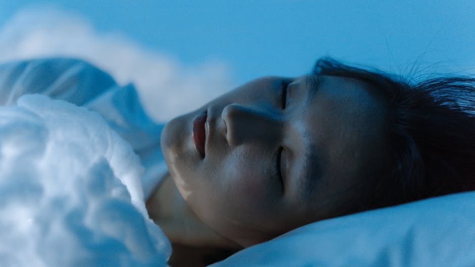 What Happens to Your Brain in the 60 Seconds Before You Fall Asleep