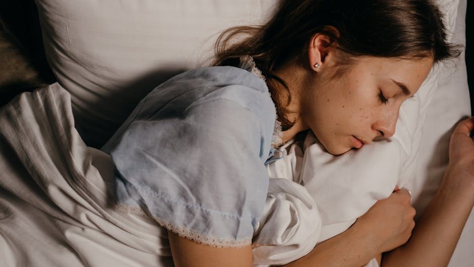 What Happens to Your Brain in the 60 Seconds Before You Fall Asleep (Scientists Just Mapped It)
