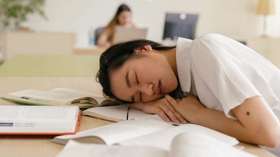 Neuroscience Says People Who Fall Asleep Mid-Problem Are Actually Running a Memory Consolidation Process That Most People Interrupt