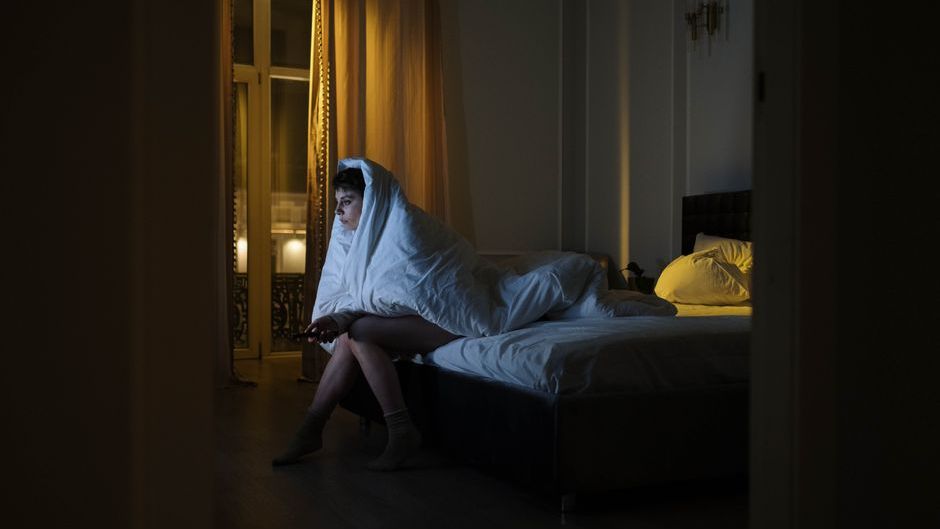 The Strange Thing That Happens to Faces When You Skip Sleep (And Why Your Brain Thinks Everyone Is Mad at You)