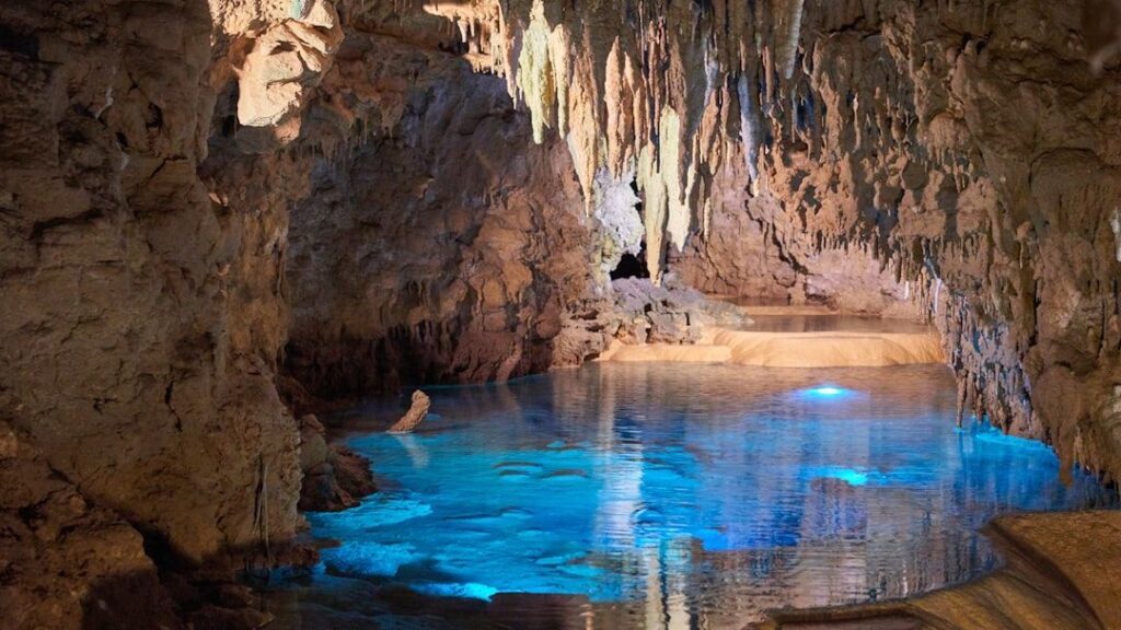 The Deepest Cave in America Just Revealed Bacteria That Have Been Evolving in Complete Darkness for 4 Million Years – And They Recognize Light