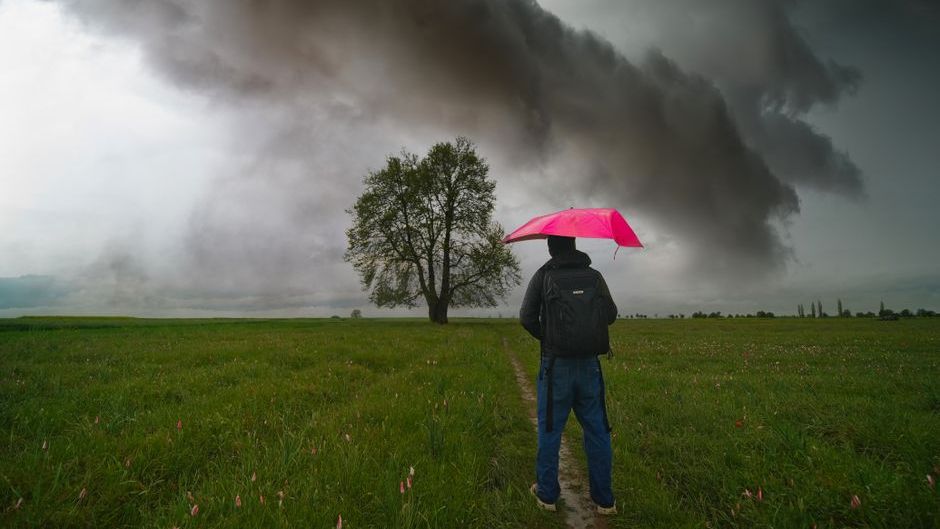 Neuroscience Says People Who Prefer Stormy Weather to Sunny Days Are Processing Dopamine in a Way Most Human Brains Don't