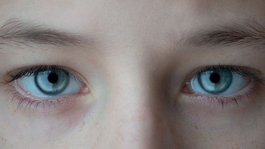 Psychology Says When You Feel Eyes on the Back of Your Head and Turn Around to Find Someone Staring You Are Not Imagining It – the Mechanism Is Real and Has Been Measured