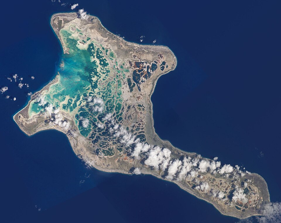 When Stone Speaks on a Coral Atoll