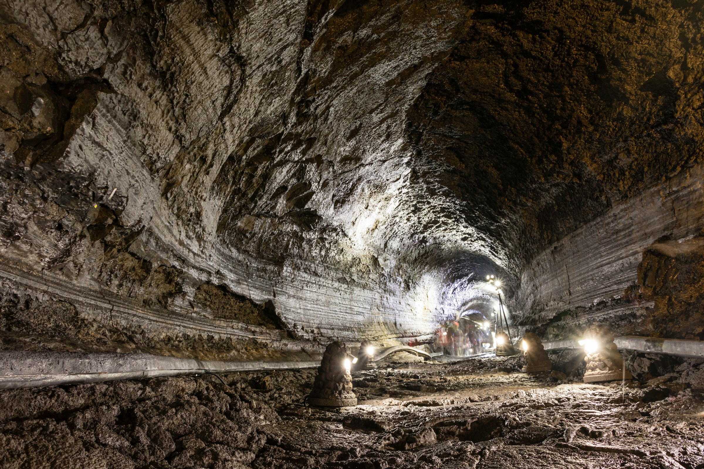 11 Cave Systems With Chambers So Large That Entire Cities Could Fit Inside Them – and What Was Found Living There