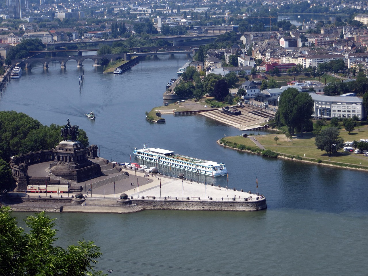 9 Locations Where Two Rivers Meet and Their Waters Refuse to Mix for Miles Downstream