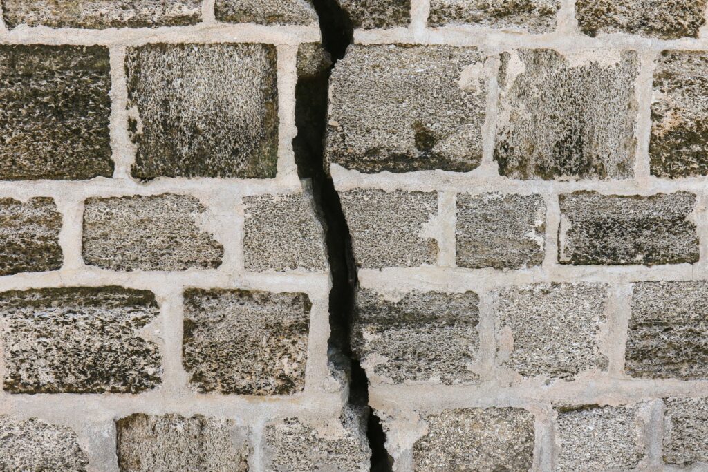 14 Warning Signs Old Stonework Gives Before It Shifts