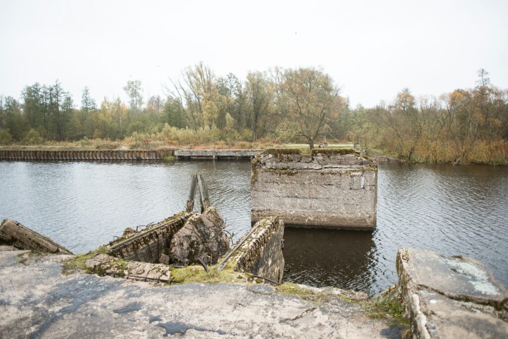 13 Structures Visible Only When the Water Drops in Autumn